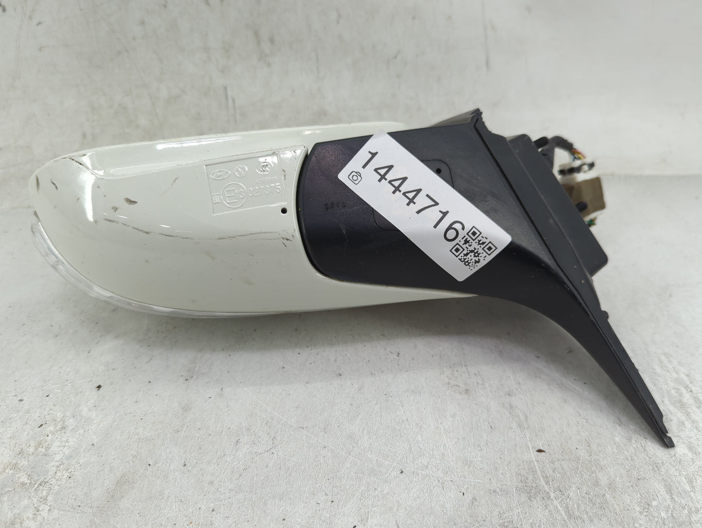2009-2016 Hyundai Genesis Driver Side View Mirror - Left Door Mirror OEM Used - Oemusedautoparts1.com
