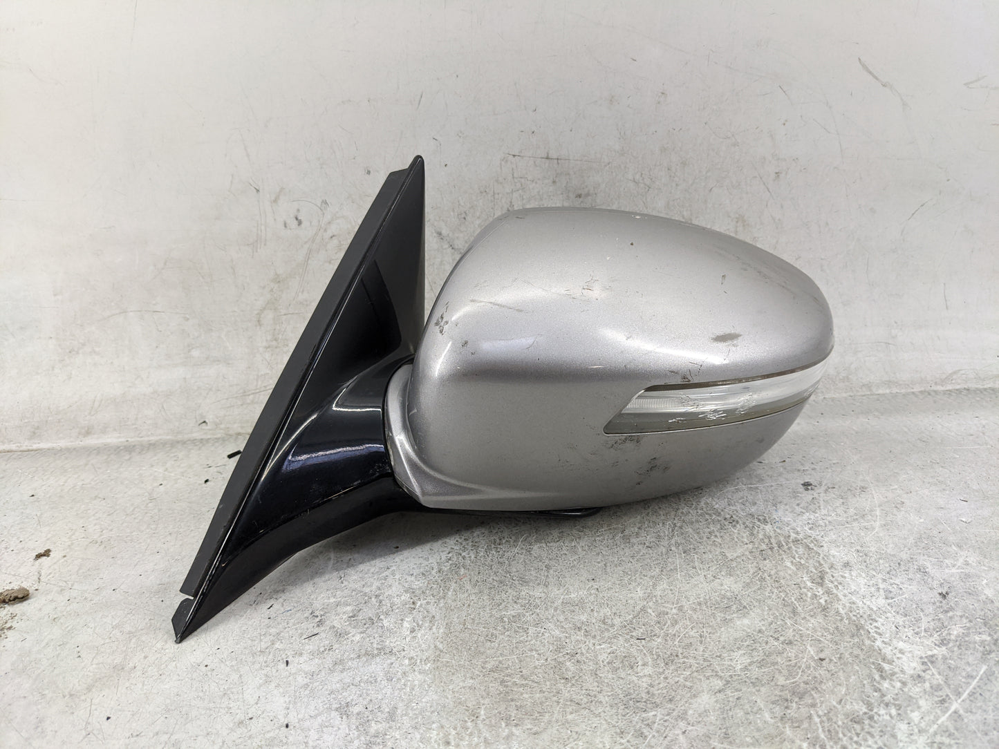 2012-2014 Hyundai Genesis Driver Side View Mirror - Left Door Mirror OEM Used - Oemusedautoparts1.com