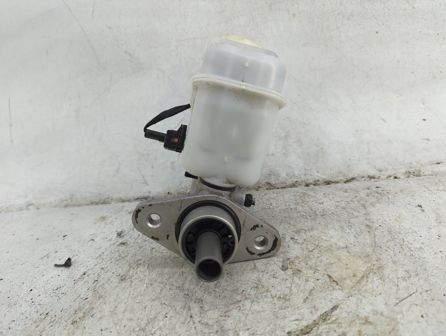 2009-2014 Hyundai Genesis Brake Master Cylinder - Oemusedautoparts1.com