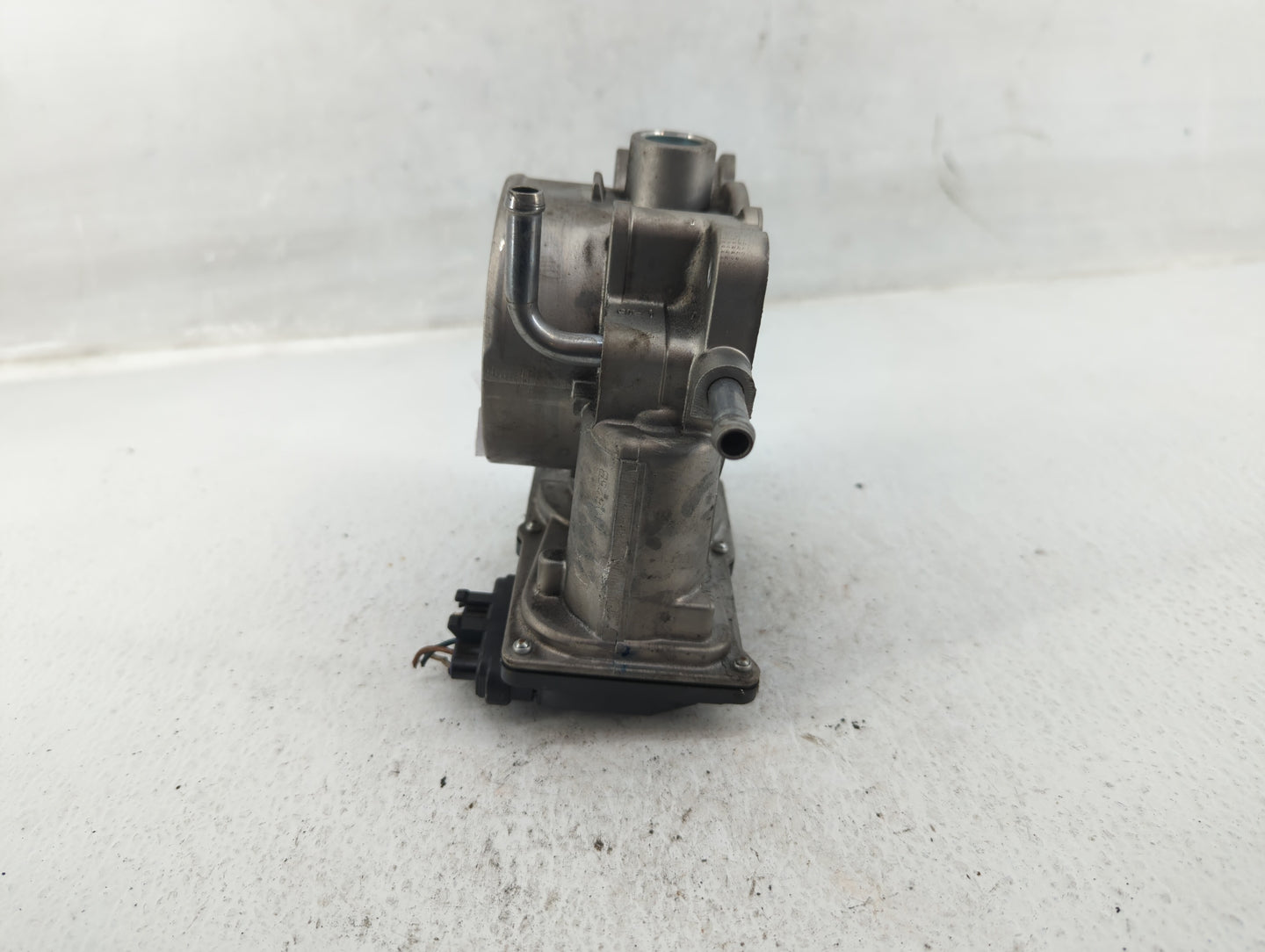 2012-2014 Hyundai Genesis Throttle Body P/N:35100-3CBA0 Fits Fits 2012 2013 2014 OEM Used Auto Parts - Oemusedautoparts1.com