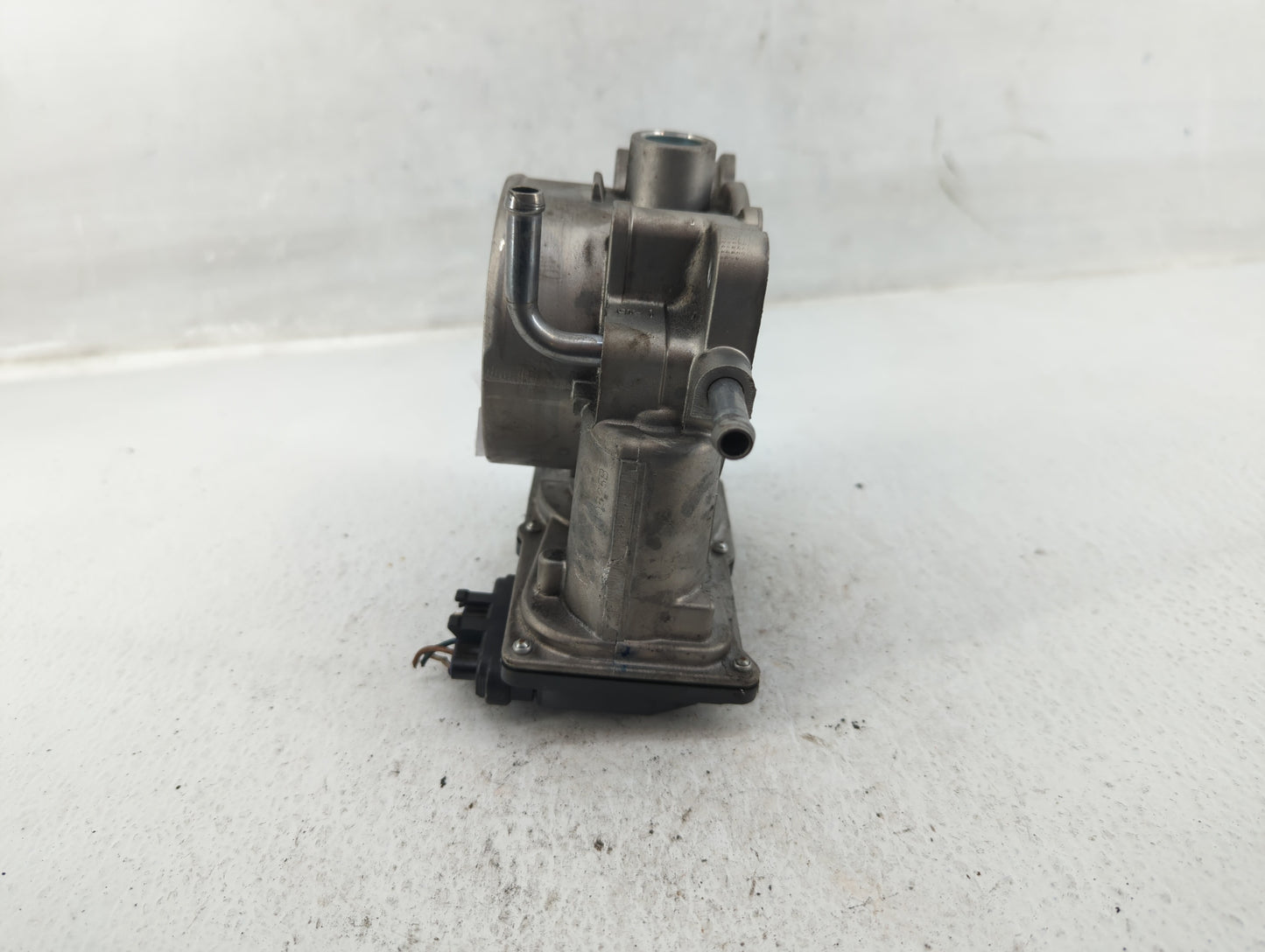 2012-2014 Hyundai Genesis Throttle Body P/N:35100-3CBA0 Fits Fits 2012 2013 2014 OEM Used Auto Parts - Oemusedautoparts1.com