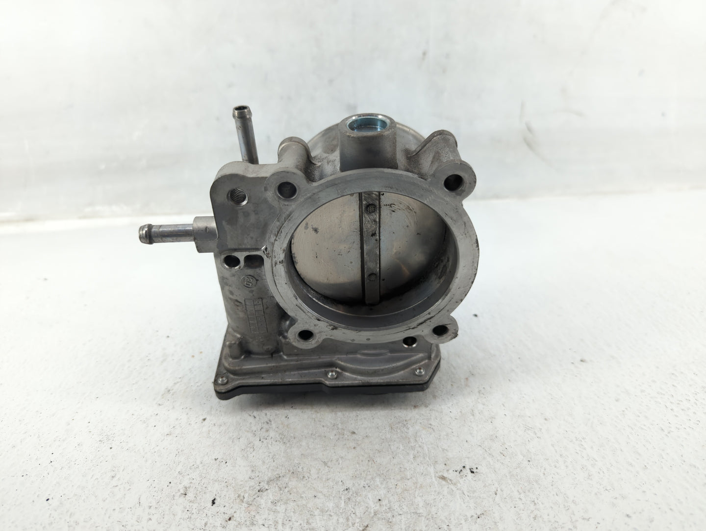2012-2014 Hyundai Genesis Throttle Body P/N:35100-3CBA0 Fits Fits 2012 2013 2014 OEM Used Auto Parts - Oemusedautoparts1.com