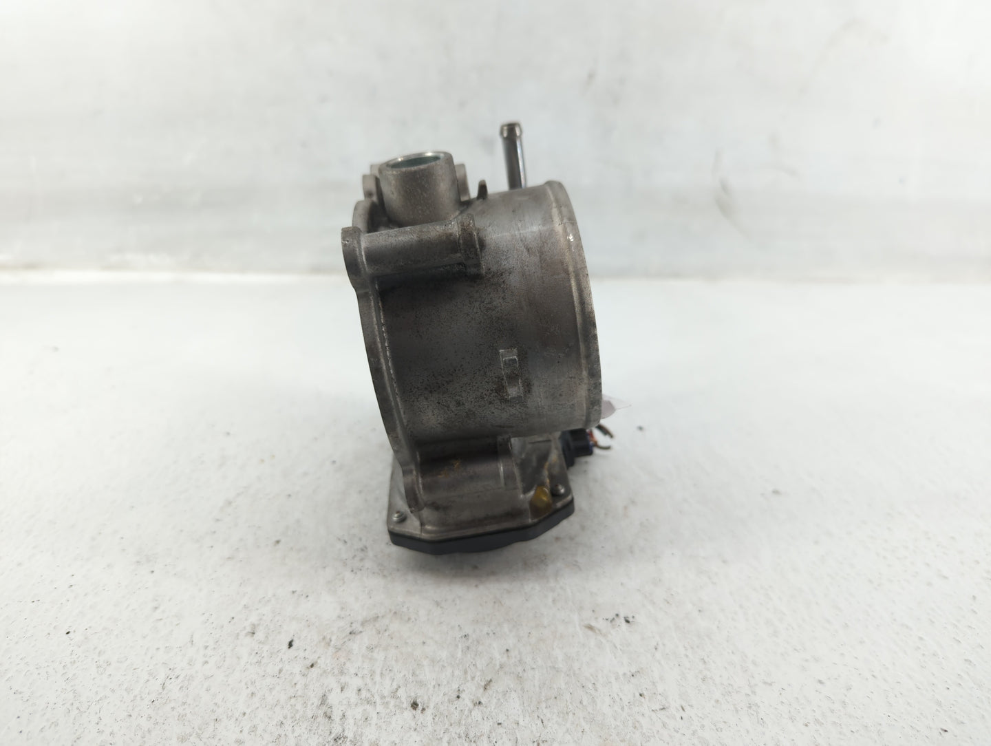 2012-2014 Hyundai Genesis Throttle Body P/N:35100-3CBA0 Fits Fits 2012 2013 2014 OEM Used Auto Parts - Oemusedautoparts1.com