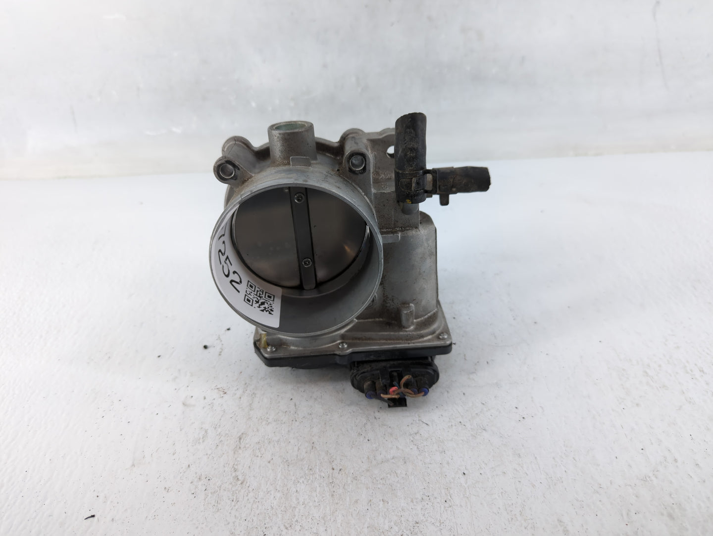 2012-2014 Hyundai Genesis Throttle Body P/N:35100-3CBA0 Fits Fits 2012 2013 2014 OEM Used Auto Parts - Oemusedautoparts1.com