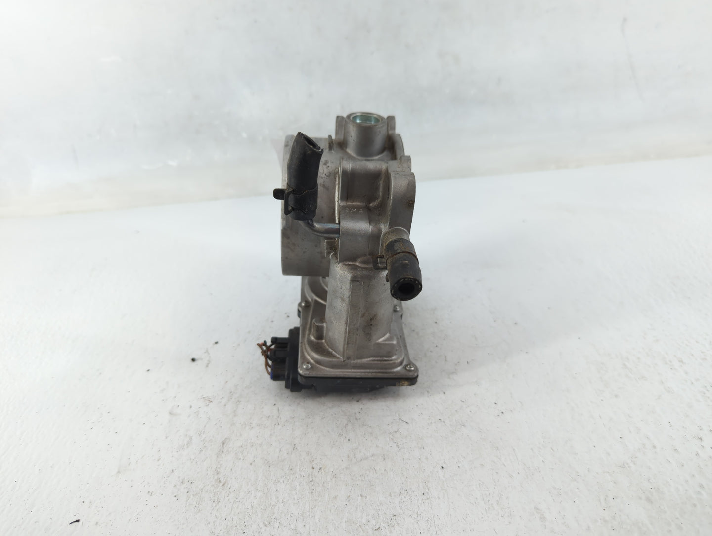 2012-2014 Hyundai Genesis Throttle Body P/N:35100-3CBA0 Fits Fits 2012 2013 2014 OEM Used Auto Parts - Oemusedautoparts1.com