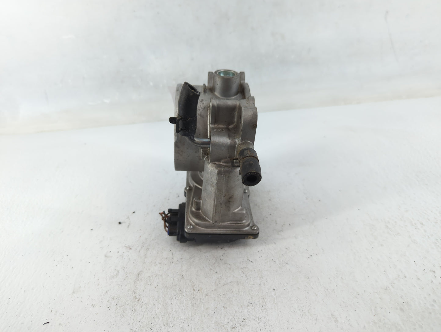 2012-2014 Hyundai Genesis Throttle Body P/N:35100-3CBA0 Fits Fits 2012 2013 2014 OEM Used Auto Parts - Oemusedautoparts1.com
