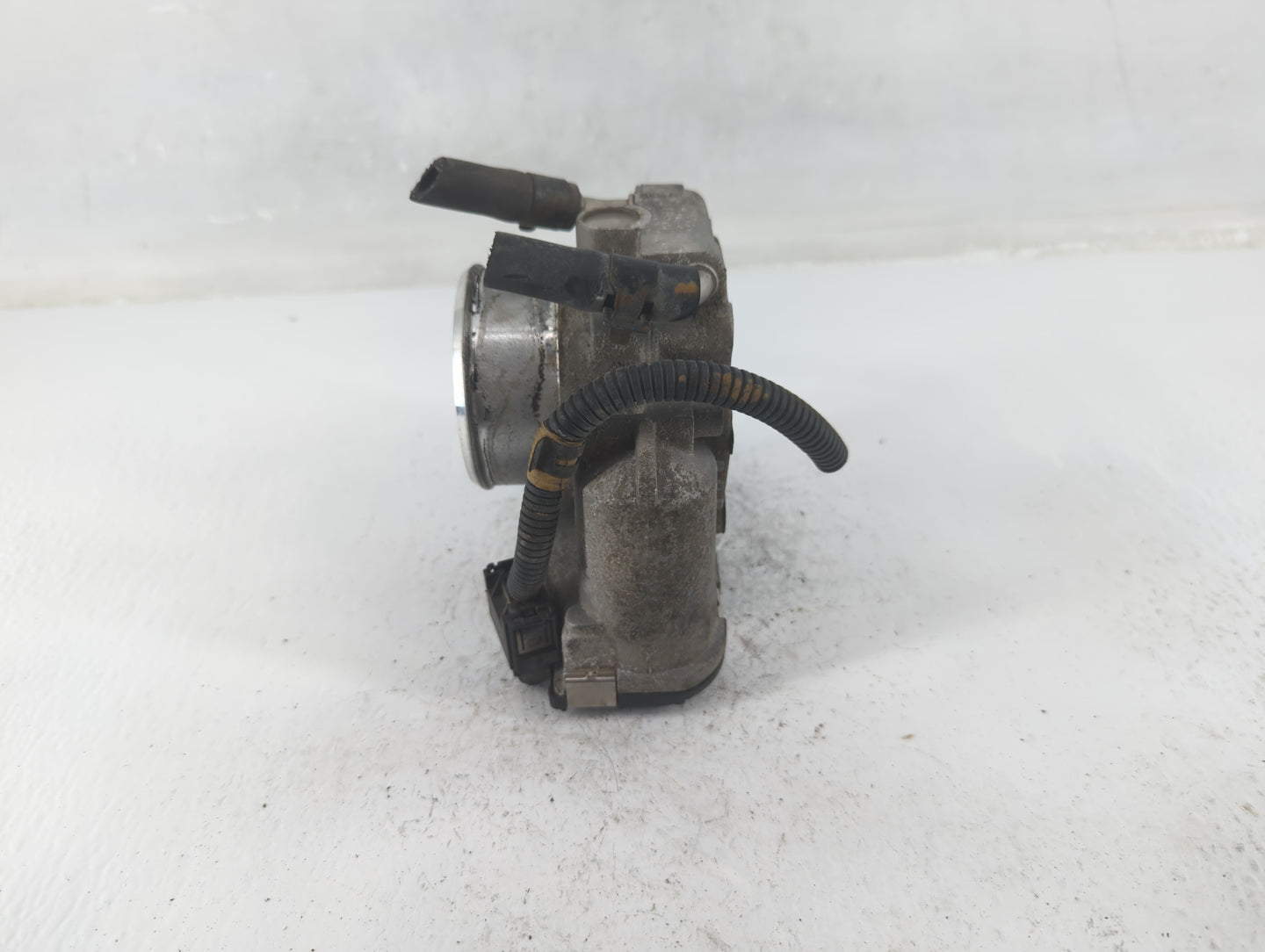 2009-2014 Hyundai Genesis Throttle Body P/N:35100-2C300 Fits Fits 2009 2010 2011 2012 2013 2014 OEM Used Auto Parts - Oemuse