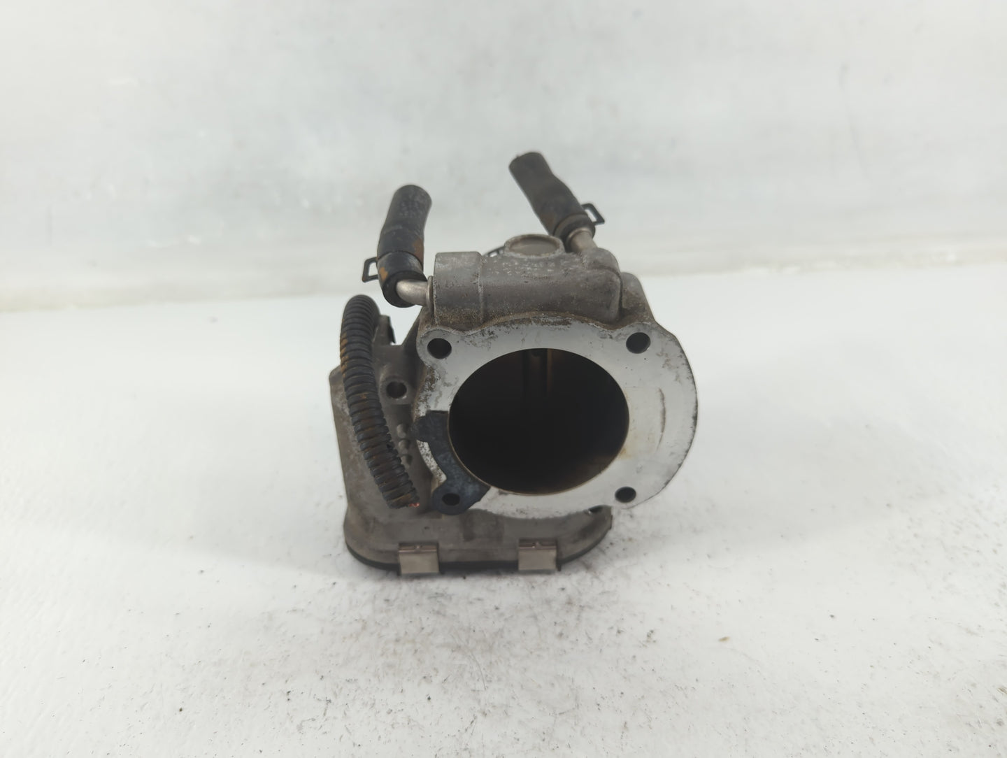2009-2014 Hyundai Genesis Throttle Body P/N:35100-2C300 Fits Fits 2009 2010 2011 2012 2013 2014 OEM Used Auto Parts - Oemuse