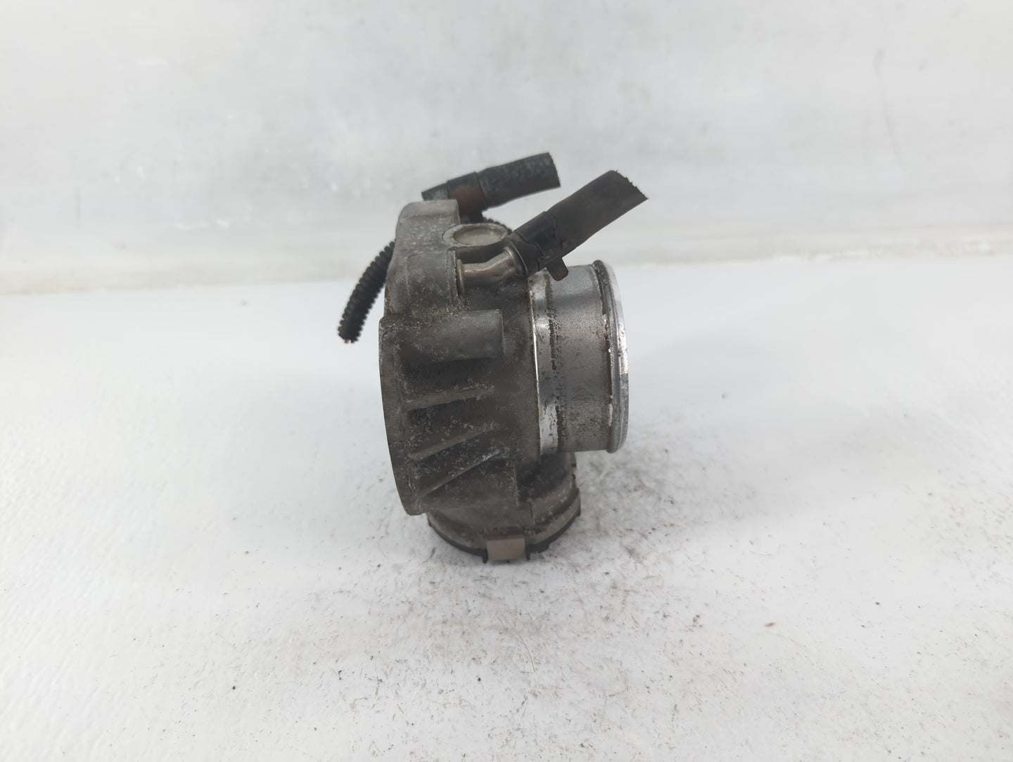 2009-2014 Hyundai Genesis Throttle Body P/N:35100-2C300 Fits Fits 2009 2010 2011 2012 2013 2014 OEM Used Auto Parts - Oemuse