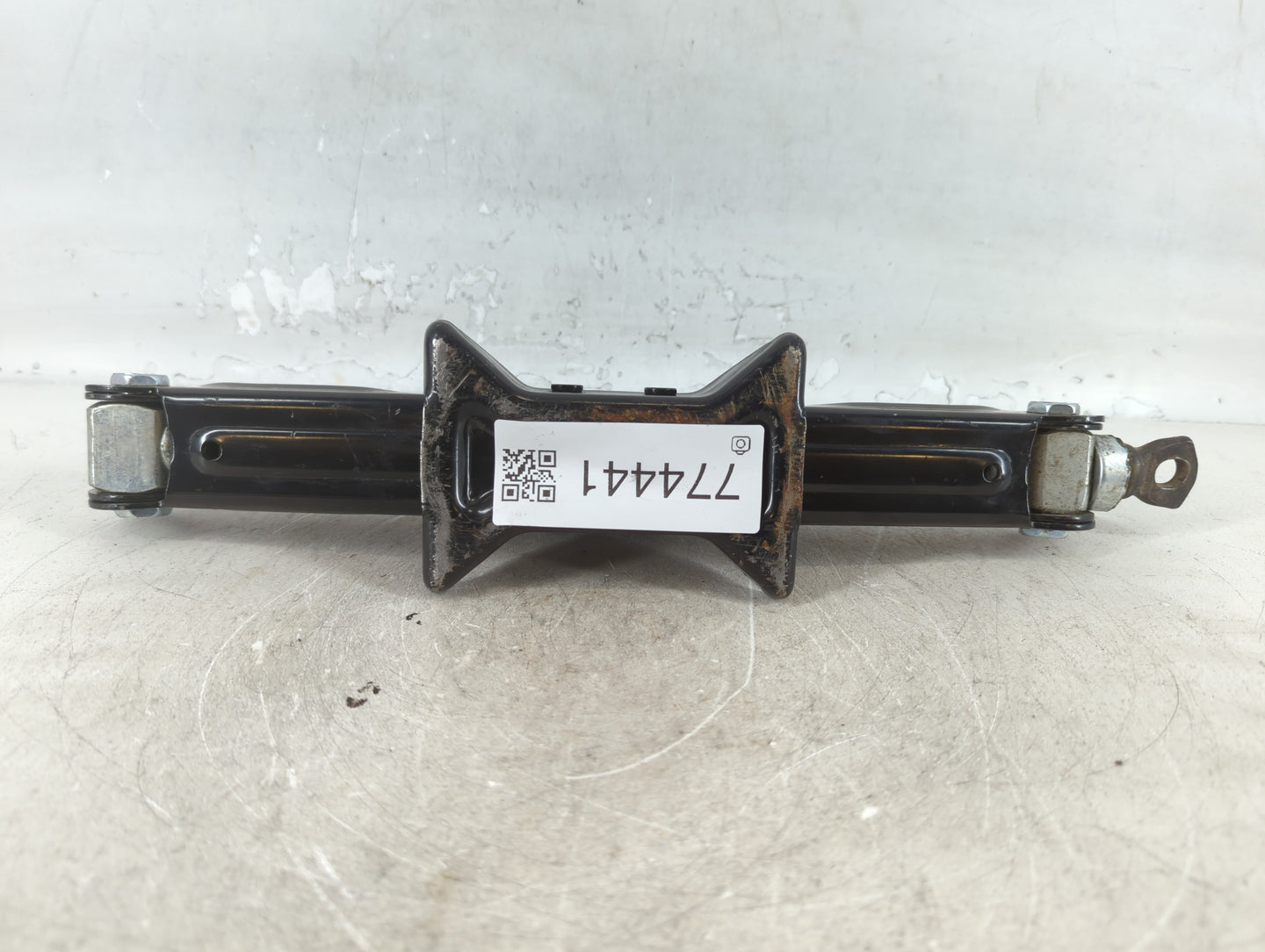 2012 Hyundai Genesis Spare Scissor Car Jack - Oemusedautoparts1.com