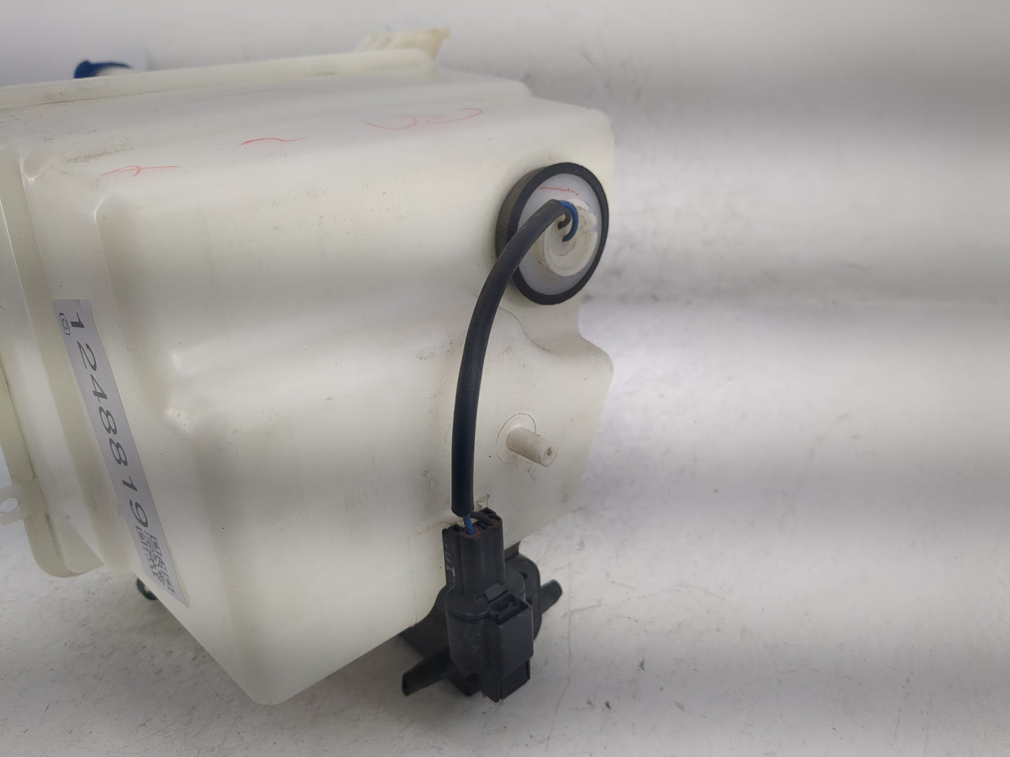2010-2012 Hyundai Santa Fe Windshield Washer Fluid Reservoir Bottle Oem 1248819 - Oemusedautoparts1.com