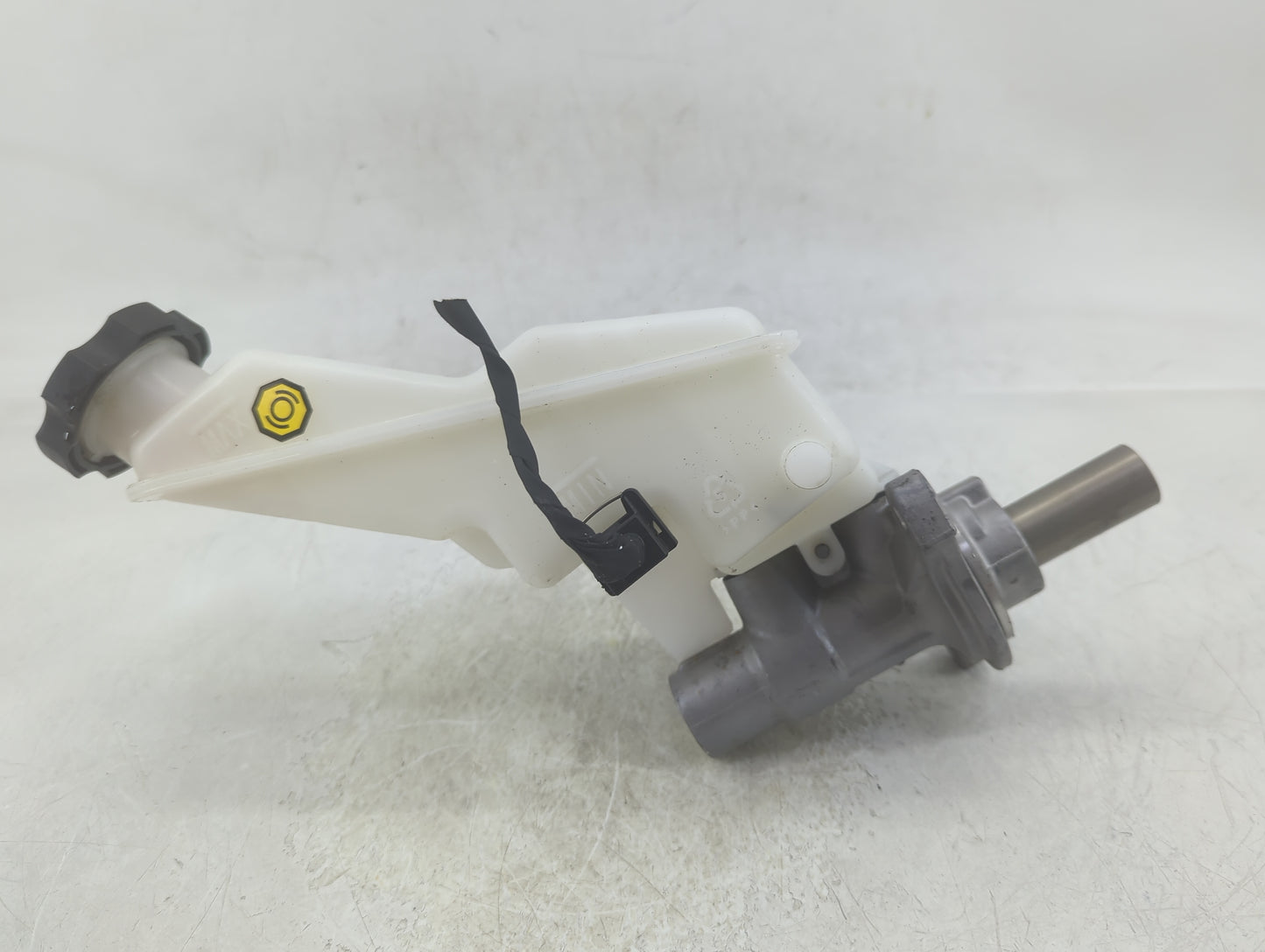 2010-2012 Hyundai Santa Fe Brake Master Cylinder - Oemusedautoparts1.com