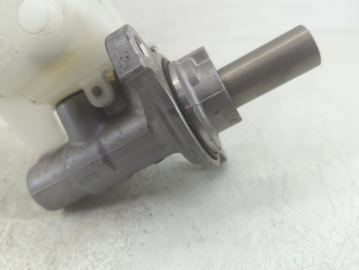 2010-2012 Hyundai Santa Fe Brake Master Cylinder - Oemusedautoparts1.com
