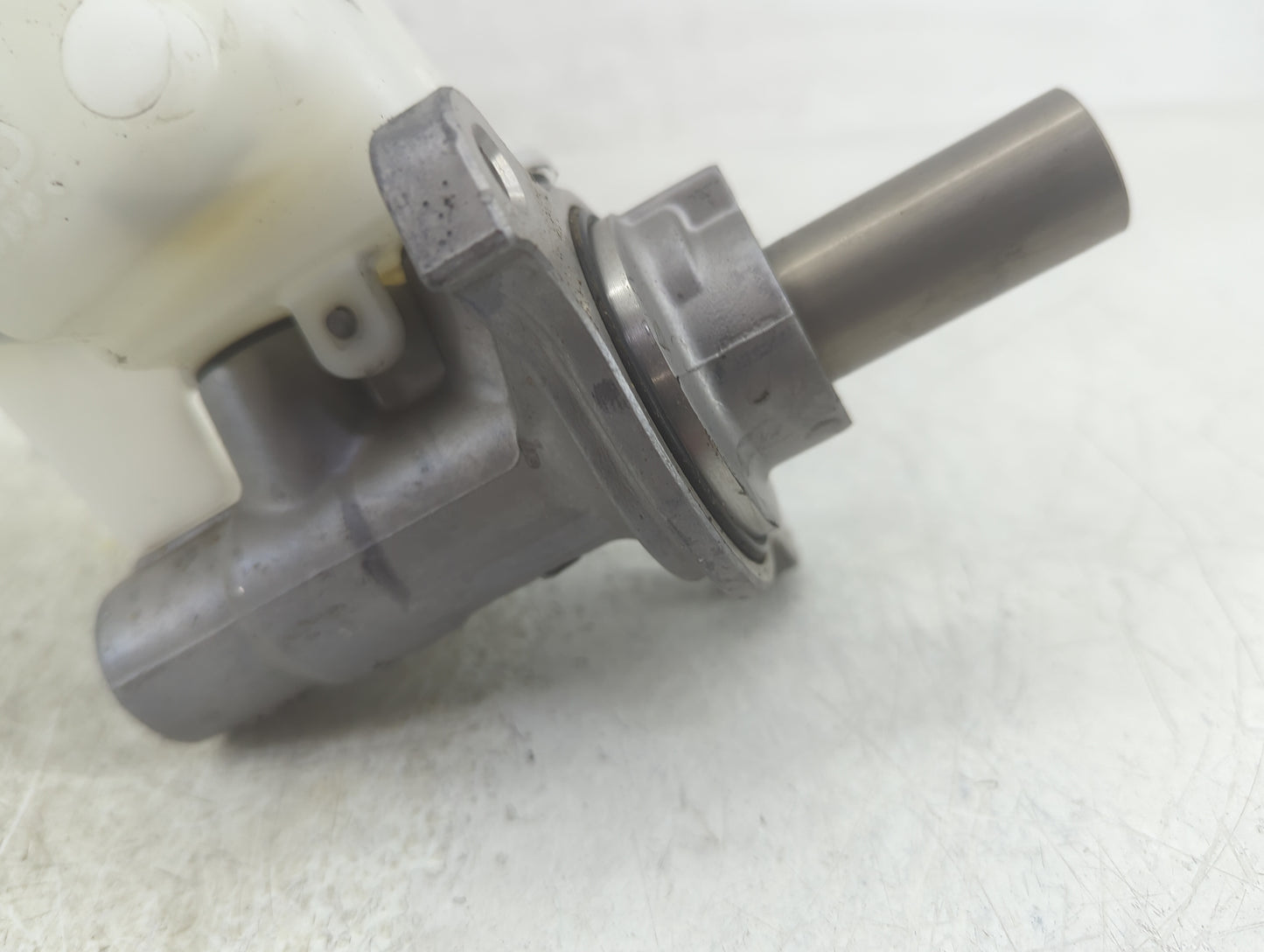 2010-2012 Hyundai Santa Fe Brake Master Cylinder - Oemusedautoparts1.com