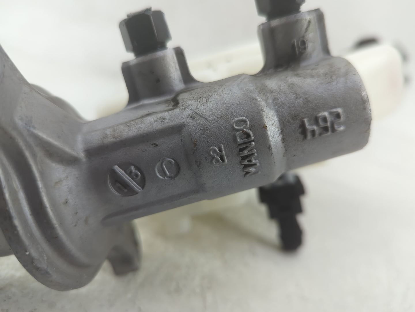 2010-2012 Hyundai Santa Fe Brake Master Cylinder - Oemusedautoparts1.com