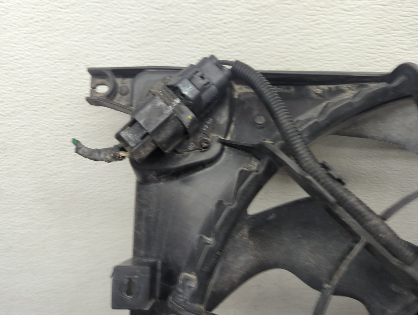 2010-2012 Hyundai Santa Fe Electric Radiator Cooling Fan Motor Assembly Fits Fits 2010 2011 2012 2013 OEM Used Auto Parts - 