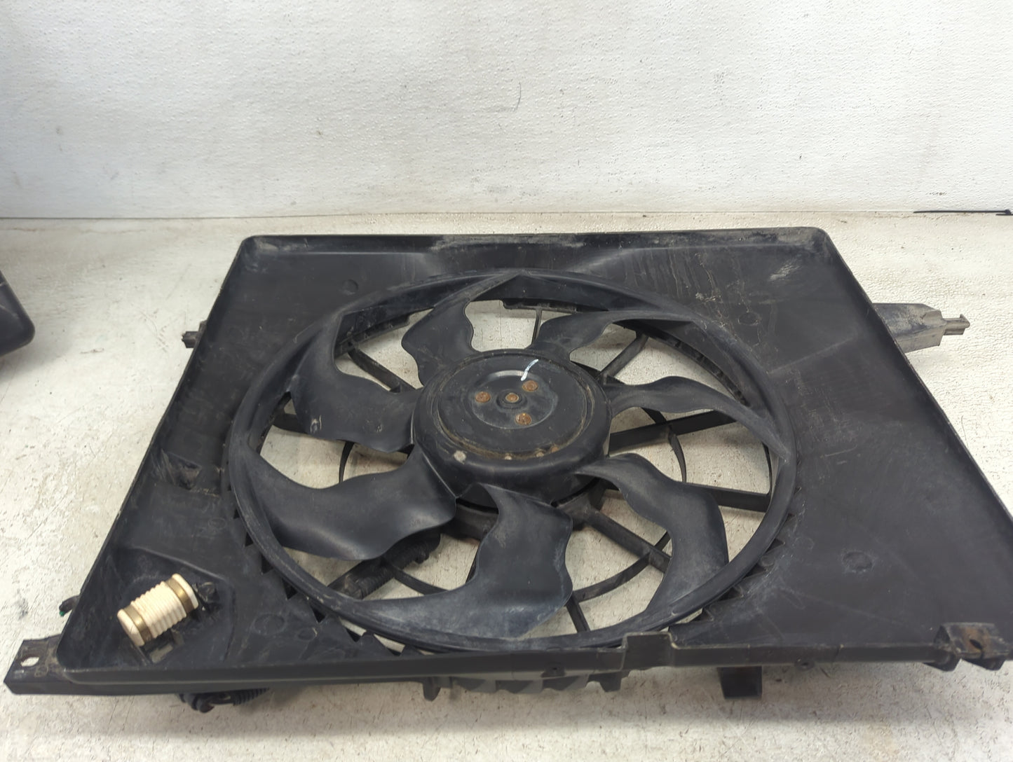 2010-2012 Hyundai Santa Fe Electric Radiator Cooling Fan Motor Assembly Fits Fits 2010 2011 2012 2013 OEM Used Auto Parts - 