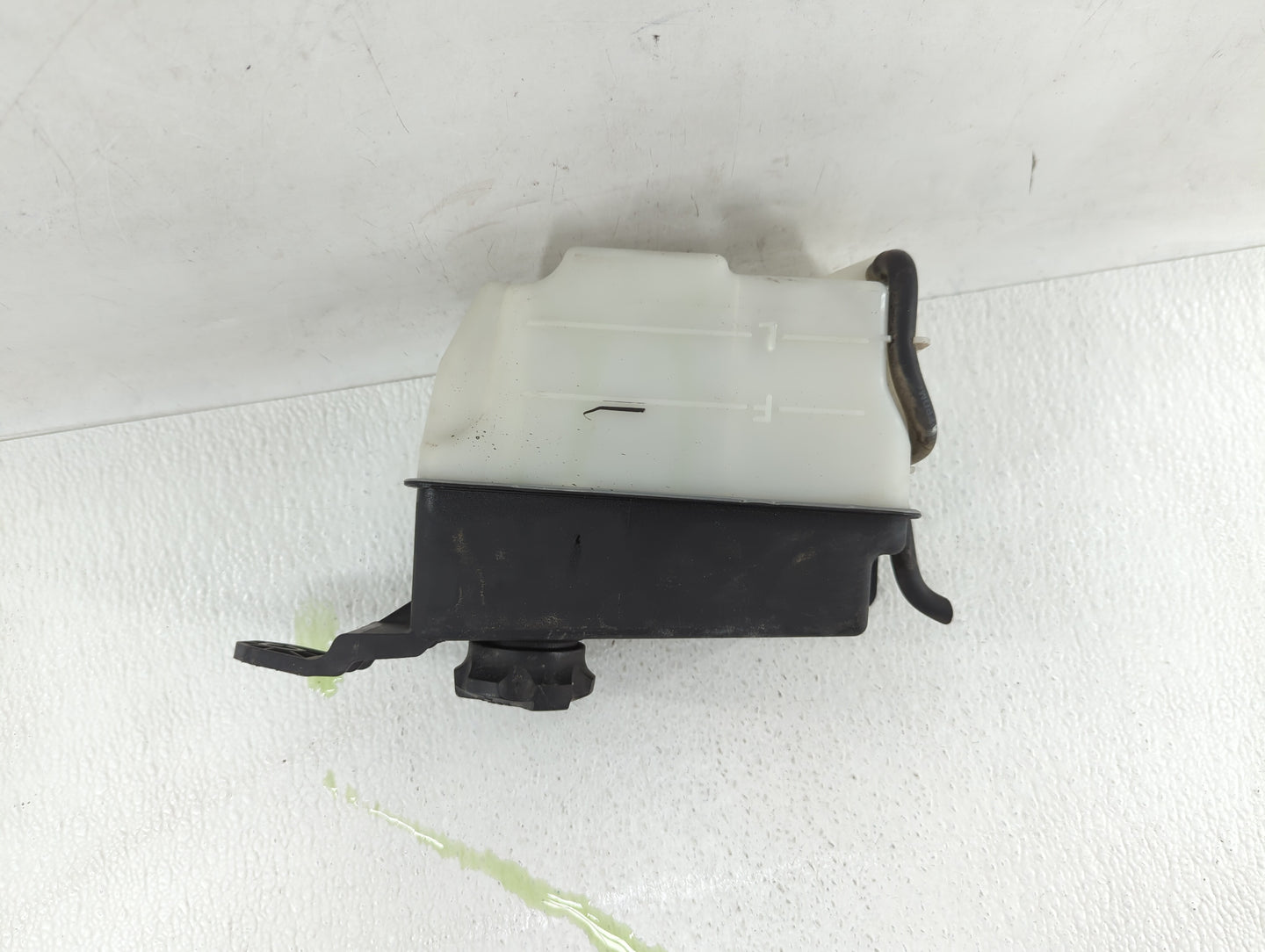 2010 Hyundai Santa Fe Radiator Coolant Overflow Expansion Tank Bottle - Oemusedautoparts1.com