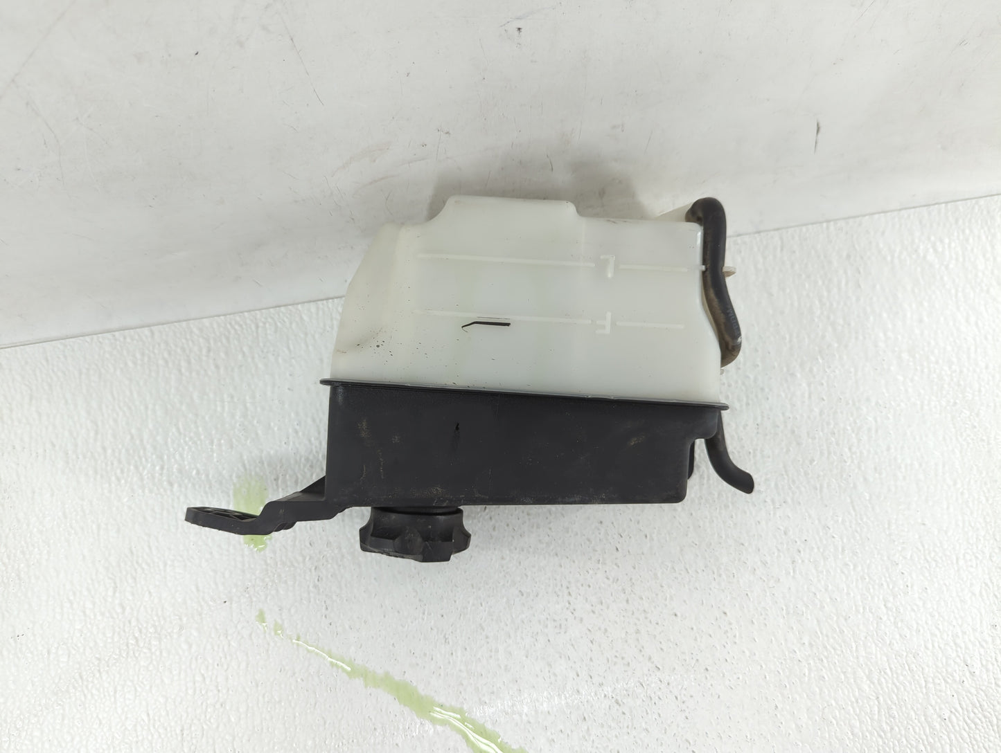 2010 Hyundai Santa Fe Radiator Coolant Overflow Expansion Tank Bottle - Oemusedautoparts1.com