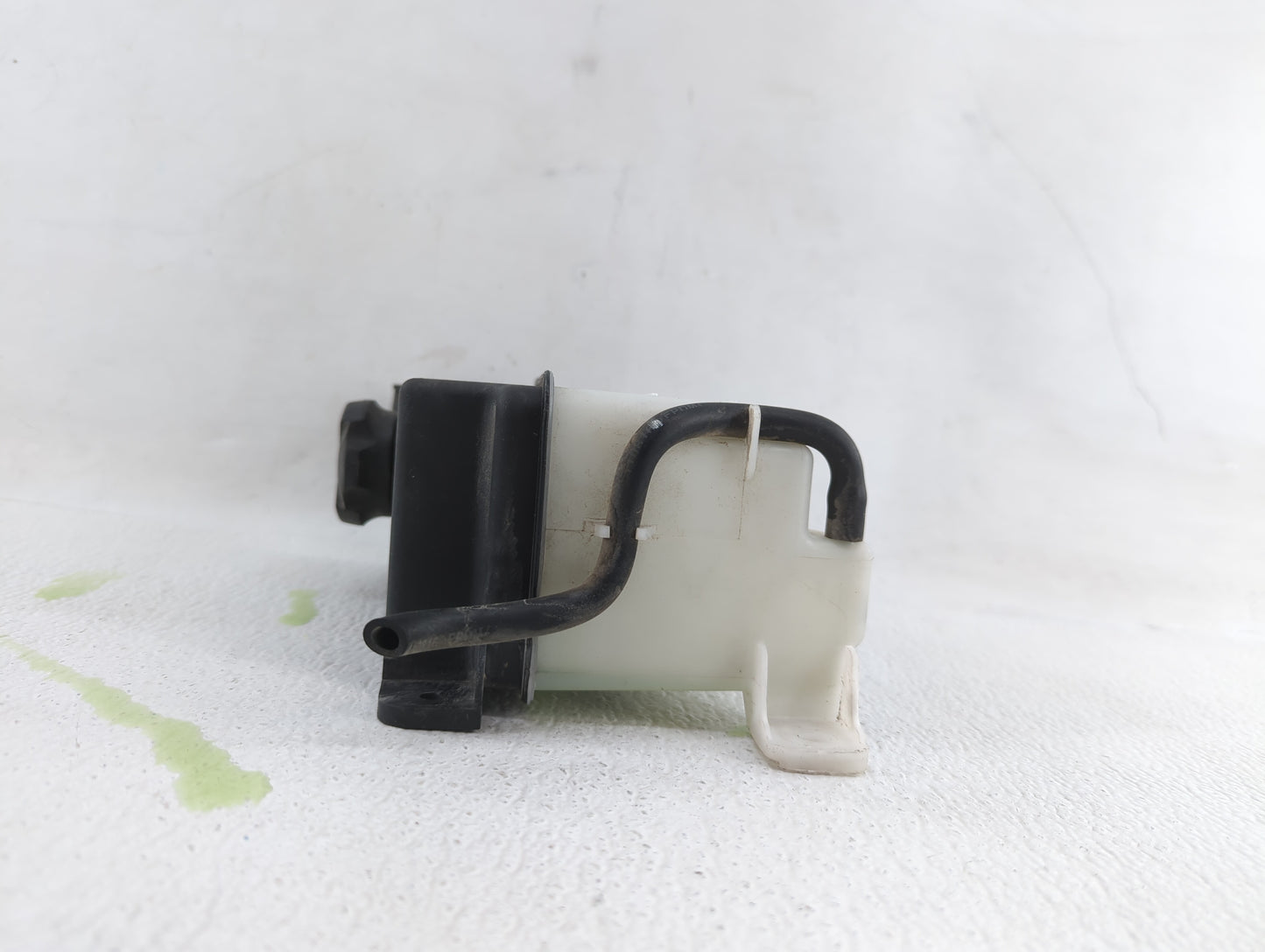 2010 Hyundai Santa Fe Radiator Coolant Overflow Expansion Tank Bottle - Oemusedautoparts1.com