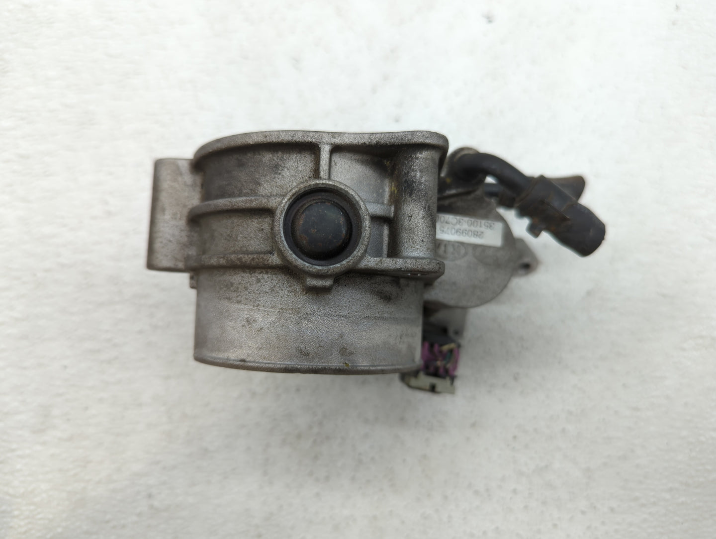 2010-2012 Hyundai Santa Fe Throttle Body P/N:28099075 35100-3C700 Fits Fits 2010 2011 2012 2013 2014 OEM Used Auto Parts - O