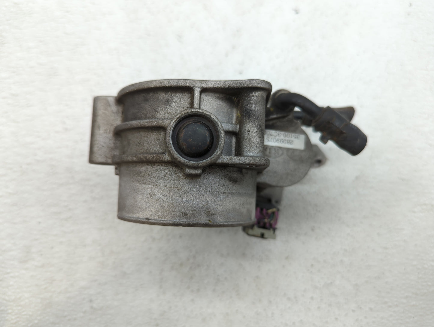2010-2012 Hyundai Santa Fe Throttle Body P/N:28099075 35100-3C700 Fits Fits 2010 2011 2012 2013 2014 OEM Used Auto Parts - O