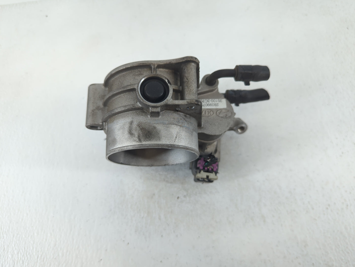 2010-2012 Hyundai Santa Fe Throttle Body P/N:35100-3C700 28099075 Fits Fits 2010 2011 2012 2013 2014 OEM Used Auto Parts - O