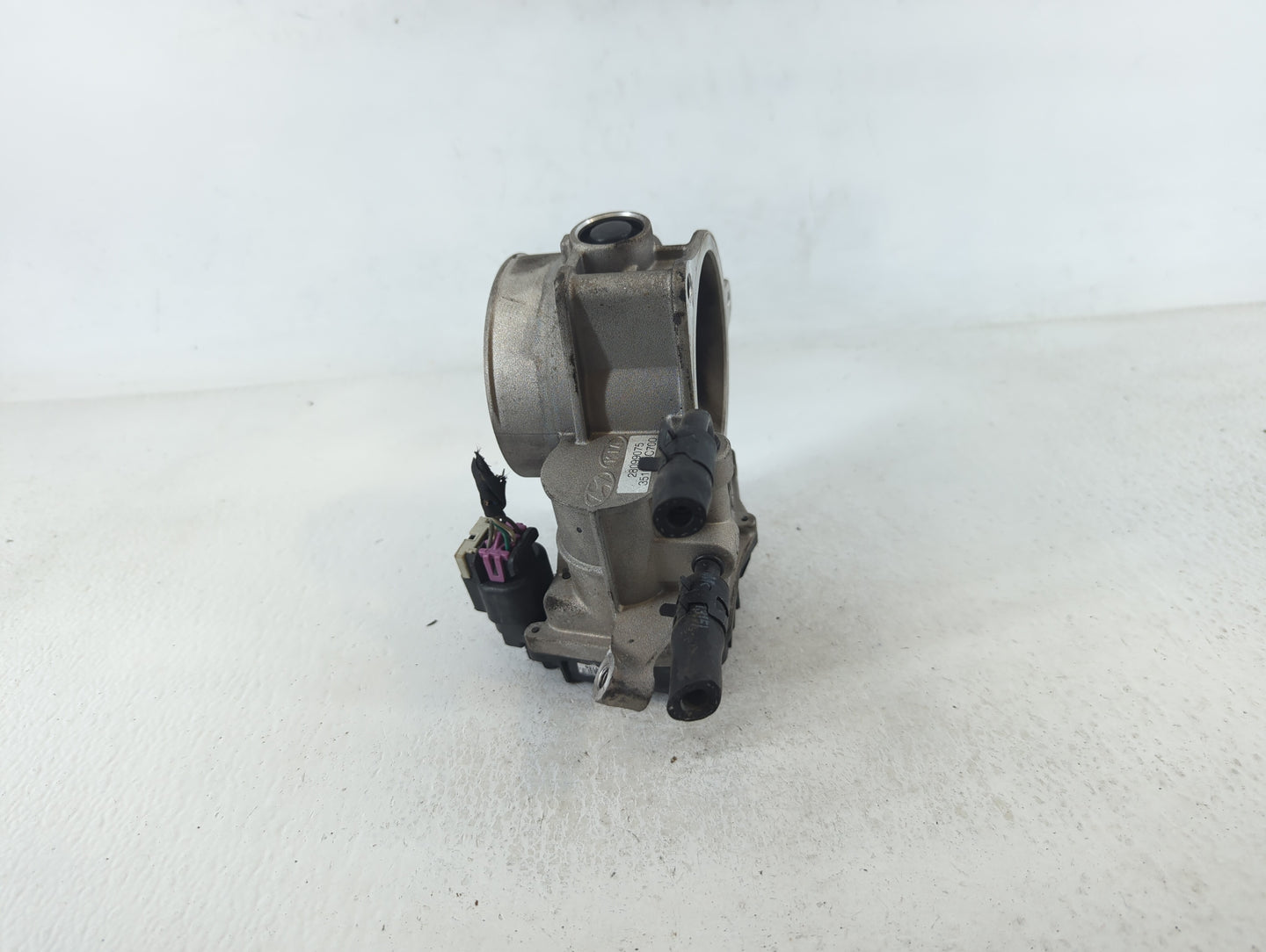2010-2012 Hyundai Santa Fe Throttle Body P/N:35100-3C700 28099075 Fits Fits 2010 2011 2012 2013 2014 OEM Used Auto Parts - O