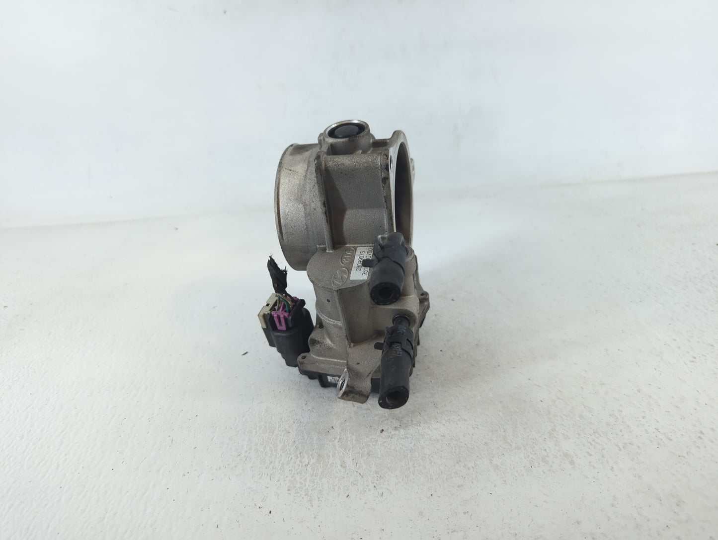 2010-2012 Hyundai Santa Fe Throttle Body P/N:35100-3C700 28099075 Fits Fits 2010 2011 2012 2013 2014 OEM Used Auto Parts - O