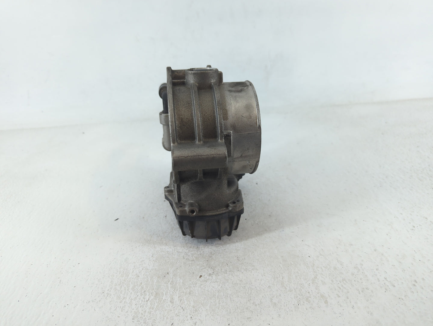 2010-2012 Hyundai Santa Fe Throttle Body P/N:35100-3C700 28099075 Fits Fits 2010 2011 2012 2013 2014 OEM Used Auto Parts - O