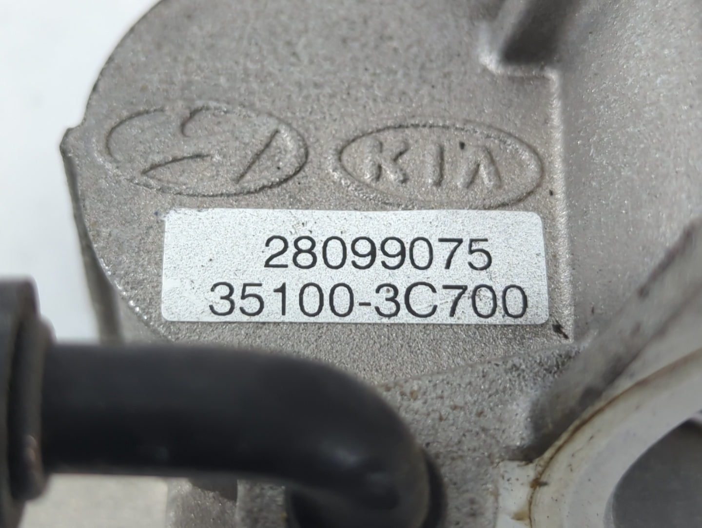 2010-2012 Hyundai Santa Fe Throttle Body P/N:35100-3C700 28099075 Fits Fits 2010 2011 2012 2013 2014 OEM Used Auto Parts - O