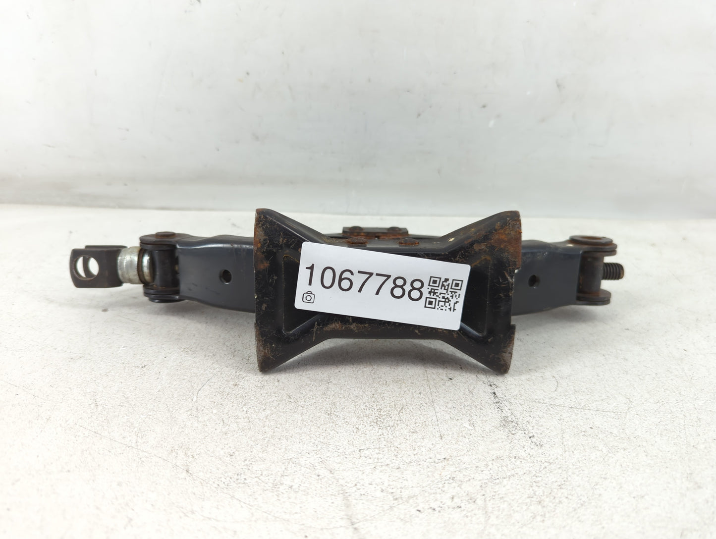 2012 Hyundai Sonata Spare Scissor Car Jack 1067788 - Oemusedautoparts1.com
