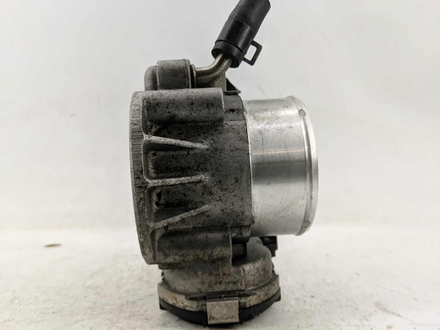 2011-2014 Hyundai Sonata Throttle Body P/N:35100-2G700 Fits Fits 2011 2012 2013 2014 2015 2016 OEM Used Auto Parts - Oemused