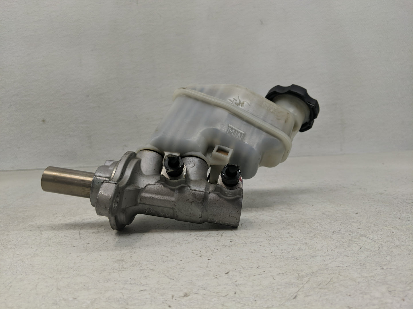 2011-2014 Hyundai Sonata Brake Master Cylinder - Oemusedautoparts1.com