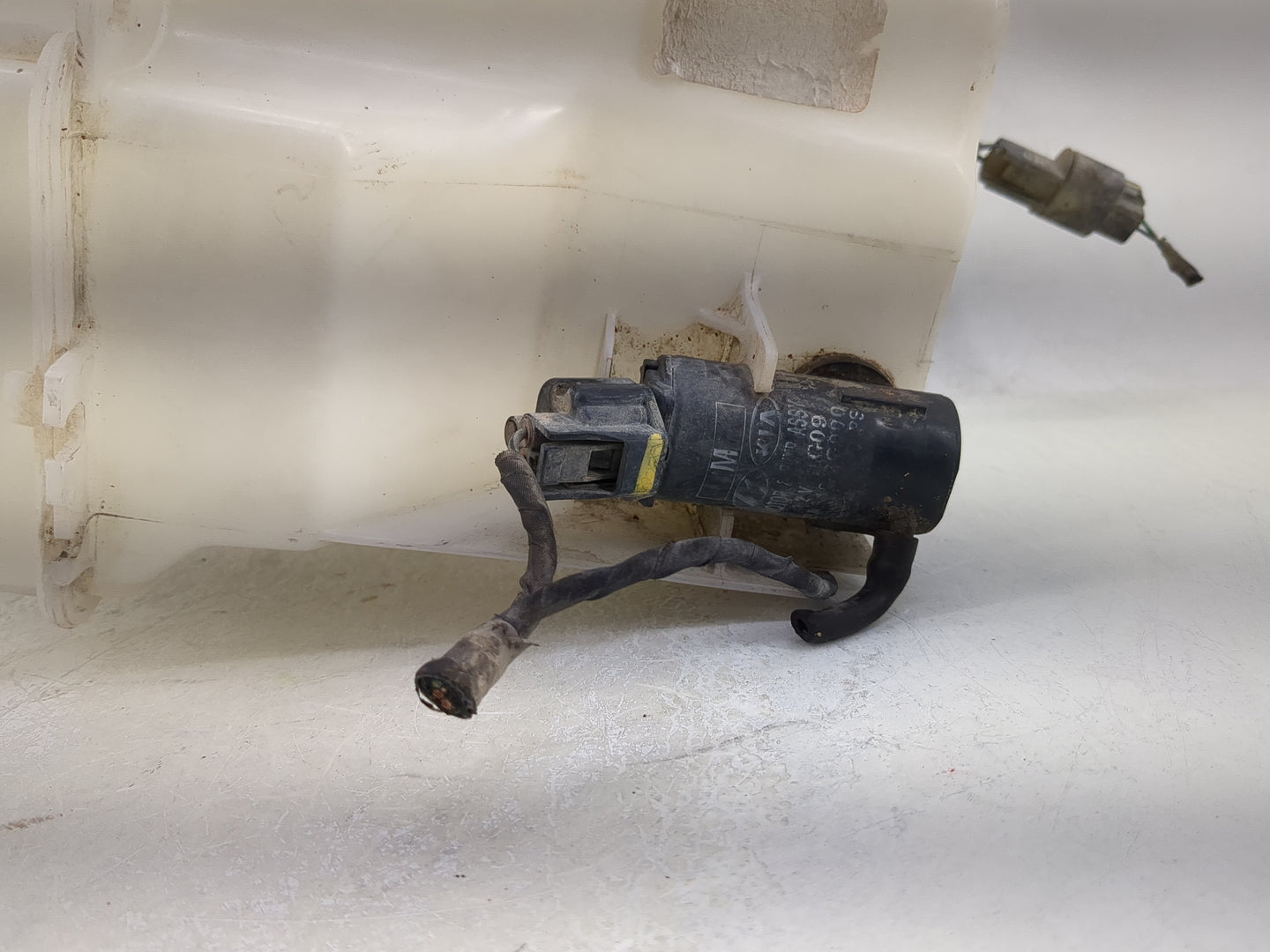 2011-2015 Hyundai Sonata Windshield Washer Fluid Reservoir Bottle Oem - Oemusedautoparts1.com