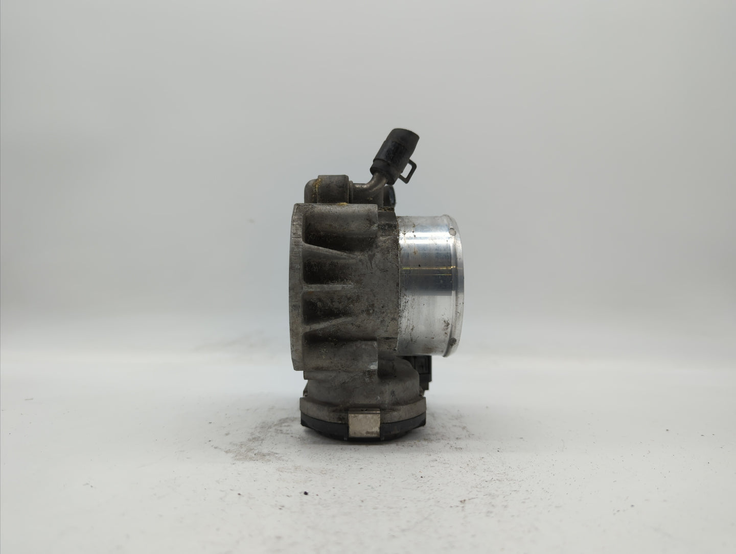 2011-2014 Hyundai Sonata Throttle Body P/N:35100-2G700 Fits Fits 2011 2012 2013 2014 2015 2016 OEM Used Auto Parts - Oemused