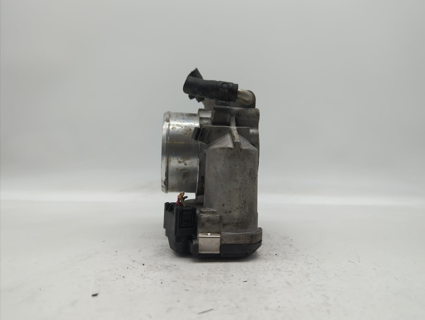 2011-2014 Hyundai Sonata Throttle Body P/N:35100-2G700 Fits Fits 2011 2012 2013 2014 2015 2016 OEM Used Auto Parts - Oemused