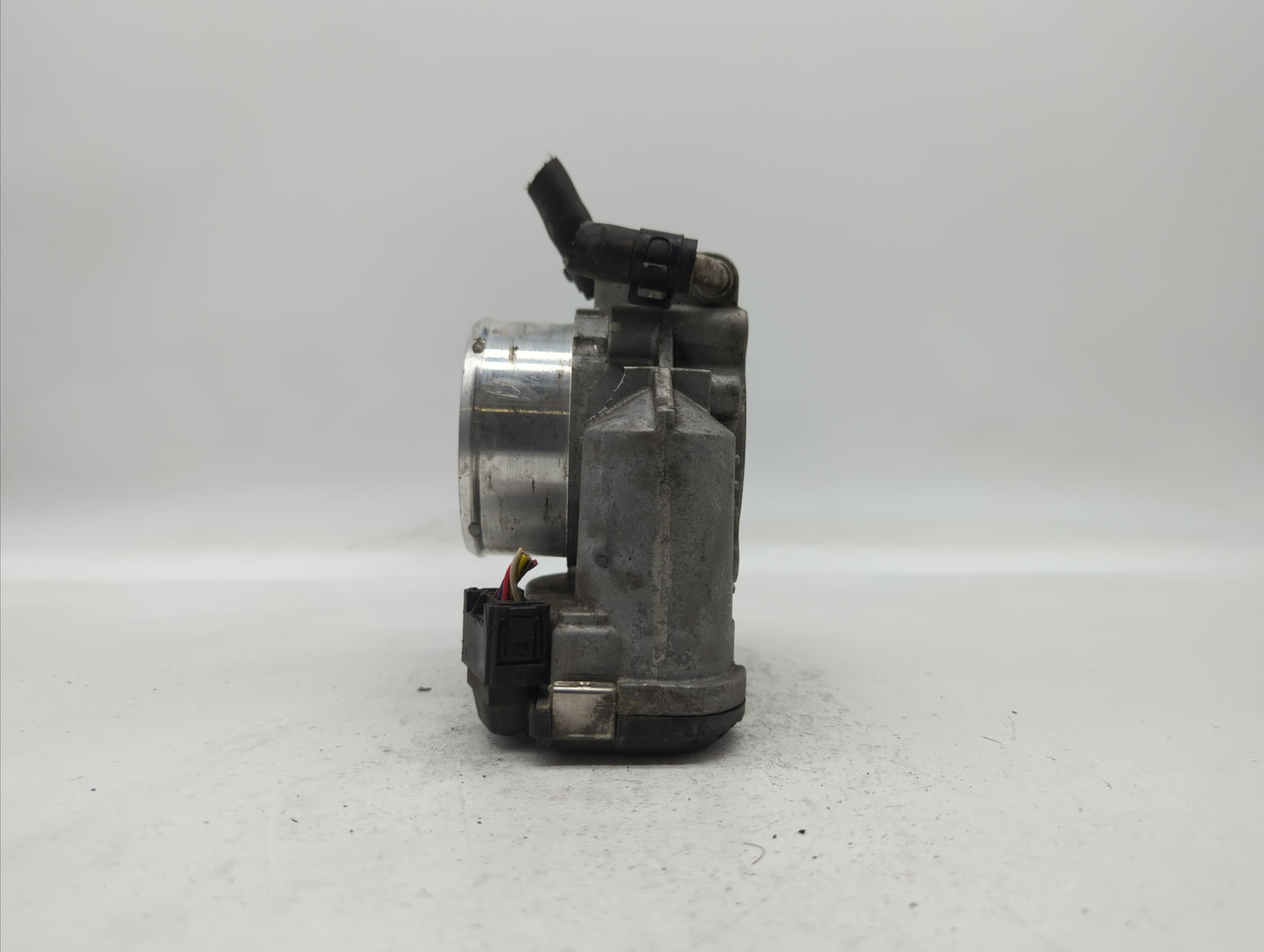 2011-2014 Hyundai Sonata Throttle Body P/N:35100-2G700 Fits Fits 2011 2012 2013 2014 2015 2016 OEM Used Auto Parts - Oemused
