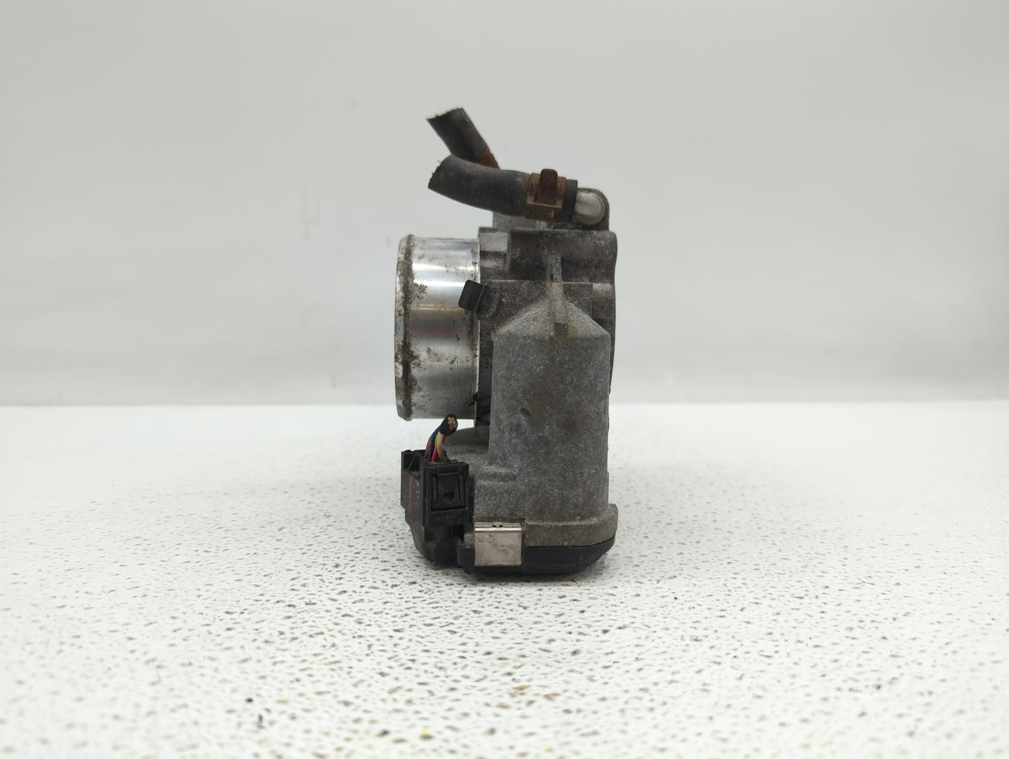 2011-2014 Hyundai Sonata Throttle Body P/N:35100-2G700 Fits Fits 2011 2012 2013 2014 2015 2016 OEM Used Auto Parts - Oemused