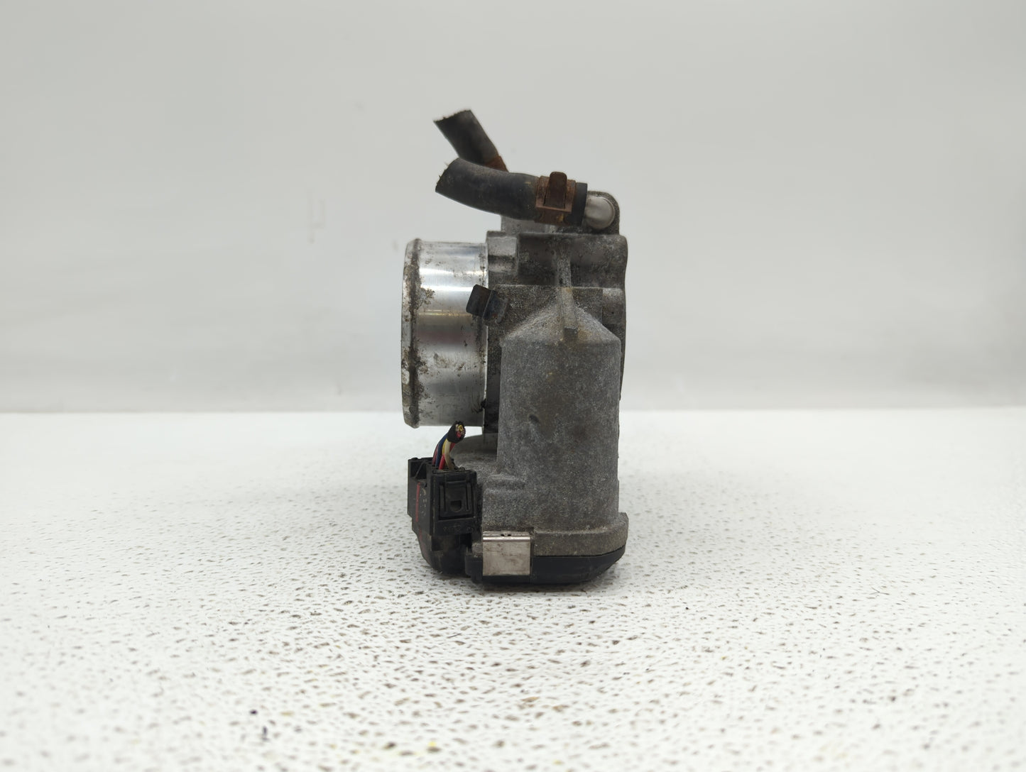 2011-2014 Hyundai Sonata Throttle Body P/N:35100-2G700 Fits Fits 2011 2012 2013 2014 2015 2016 OEM Used Auto Parts - Oemused