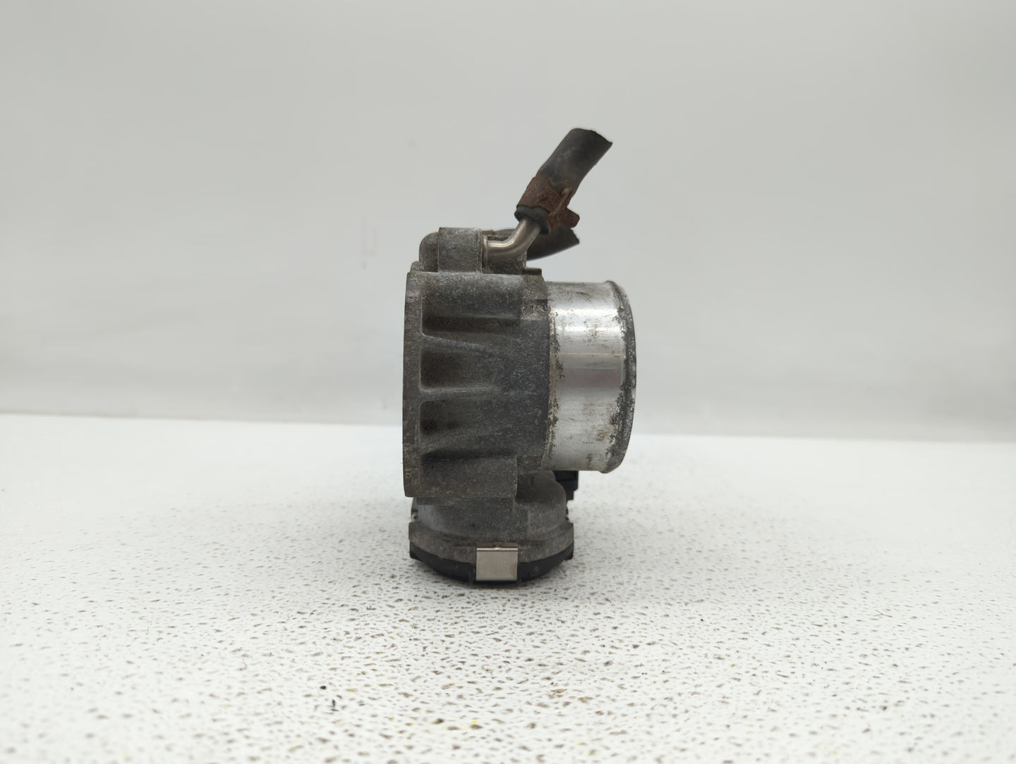 2011-2014 Hyundai Sonata Throttle Body P/N:35100-2G700 Fits Fits 2011 2012 2013 2014 2015 2016 OEM Used Auto Parts - Oemused