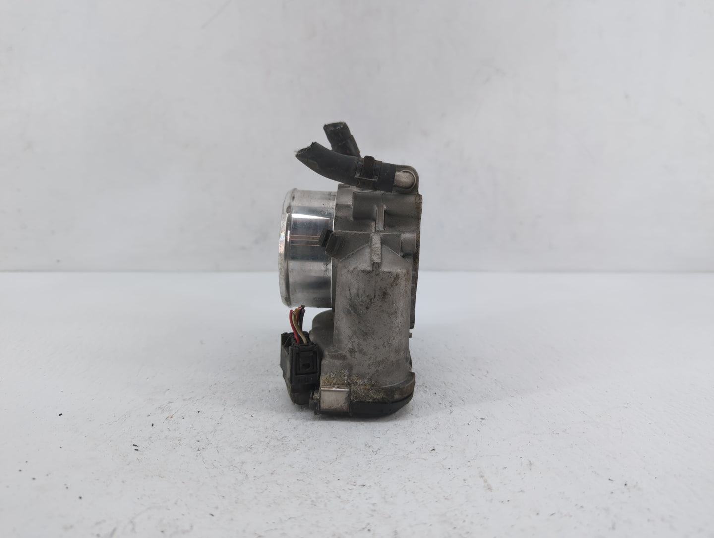 2011-2014 Hyundai Sonata Throttle Body P/N:35100-2G700 Fits Fits 2011 2012 2013 2014 2015 2016 OEM Used Auto Parts - Oemused