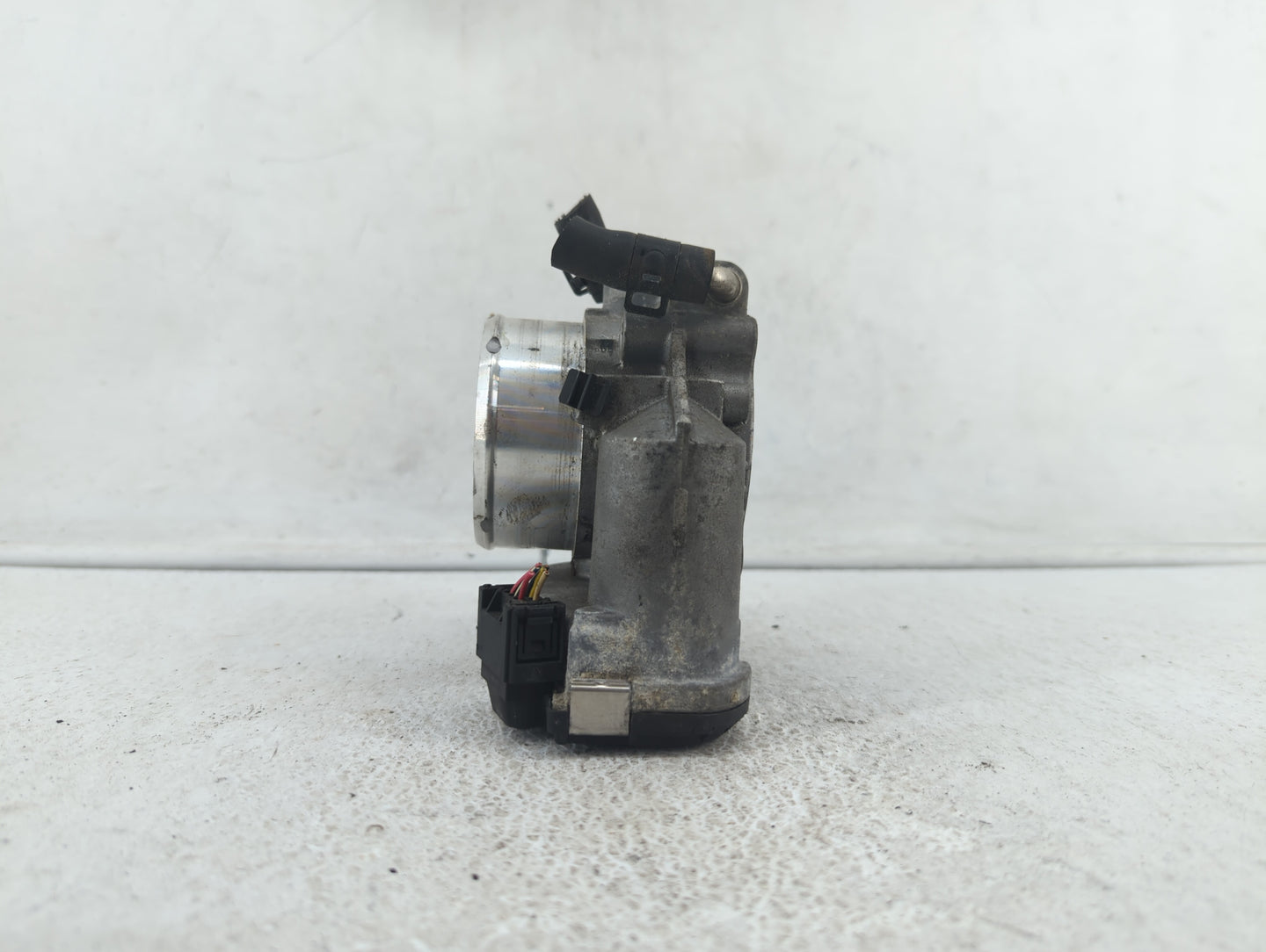 2011-2014 Hyundai Sonata Throttle Body P/N:35100-2G700 Fits Fits 2011 2012 2013 2014 2015 2016 OEM Used Auto Parts - Oemused