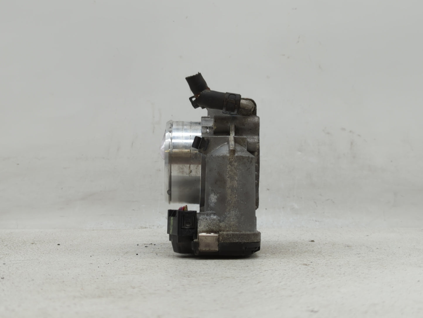 2011-2014 Hyundai Sonata Throttle Body P/N:35100-2G700 Fits Fits 2011 2012 2013 2014 2015 2016 OEM Used Auto Parts - Oemused