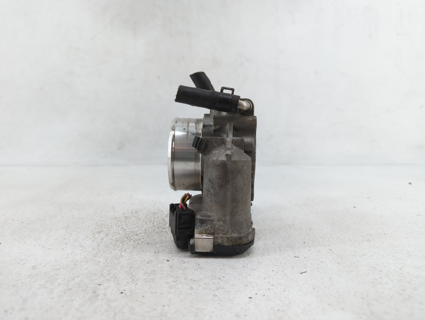 2011-2014 Hyundai Sonata Throttle Body P/N:35100-2G700 Fits Fits 2011 2012 2013 2014 2015 2016 OEM Used Auto Parts - Oemused