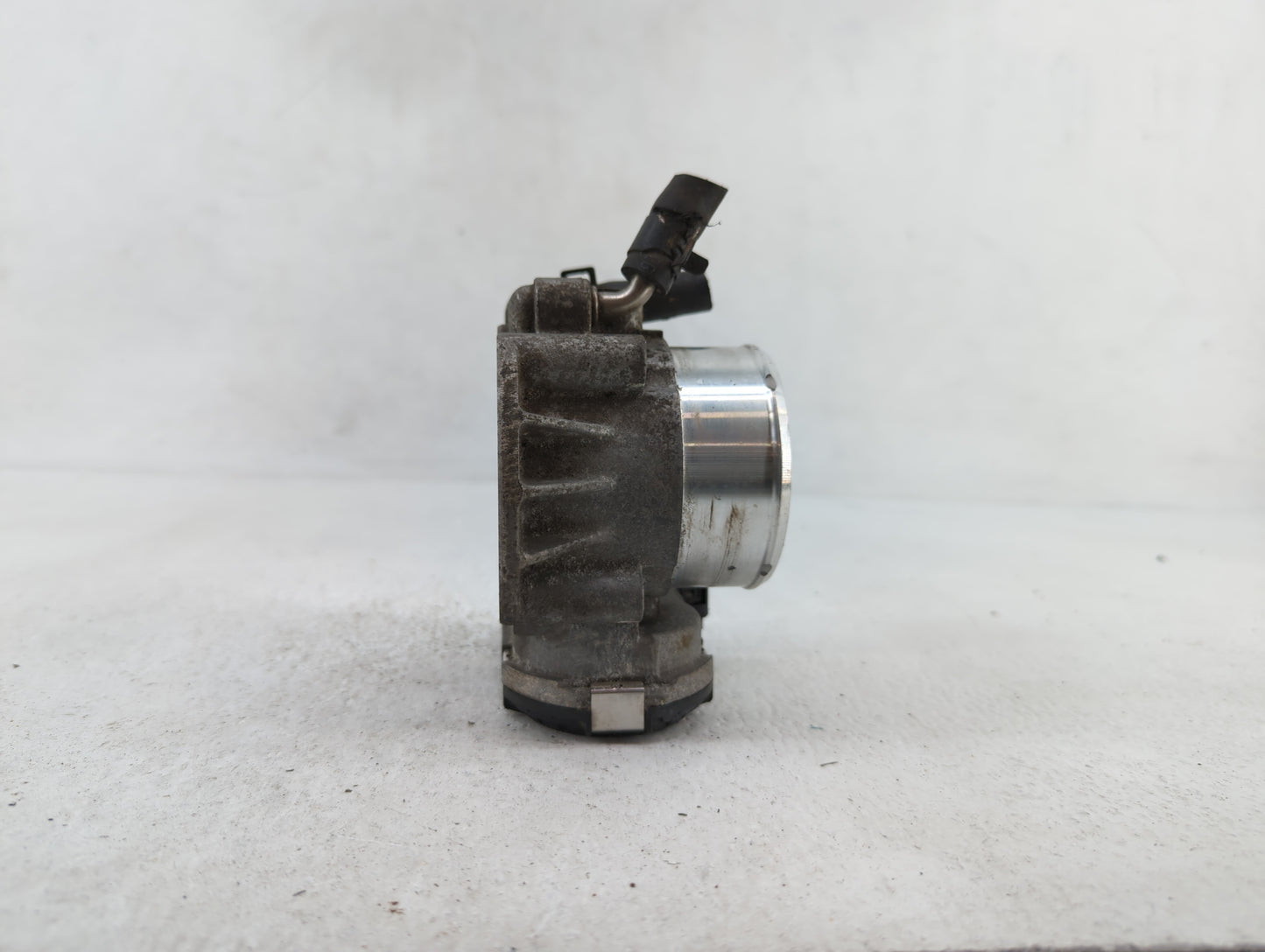 2011-2014 Hyundai Sonata Throttle Body P/N:35100-2G700 Fits Fits 2011 2012 2013 2014 2015 2016 OEM Used Auto Parts - Oemused