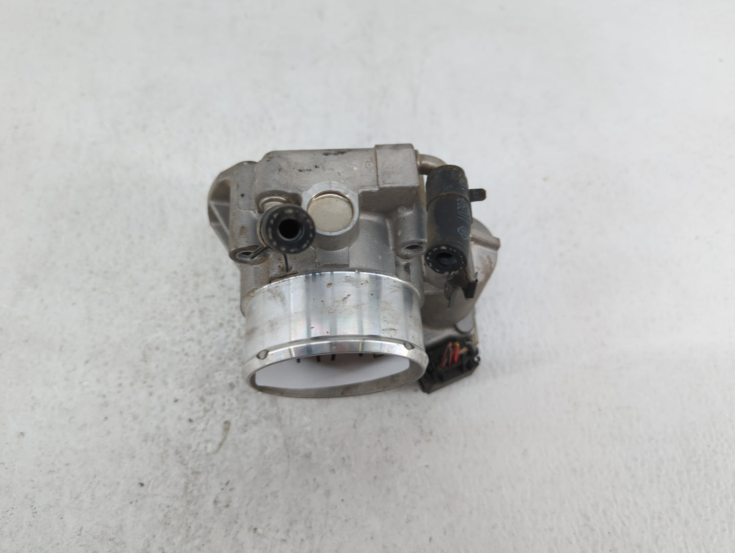 2011-2014 Hyundai Sonata Throttle Body P/N:35100-2G700 Fits Fits 2011 2012 2013 2014 2015 2016 OEM Used Auto Parts - Oemused