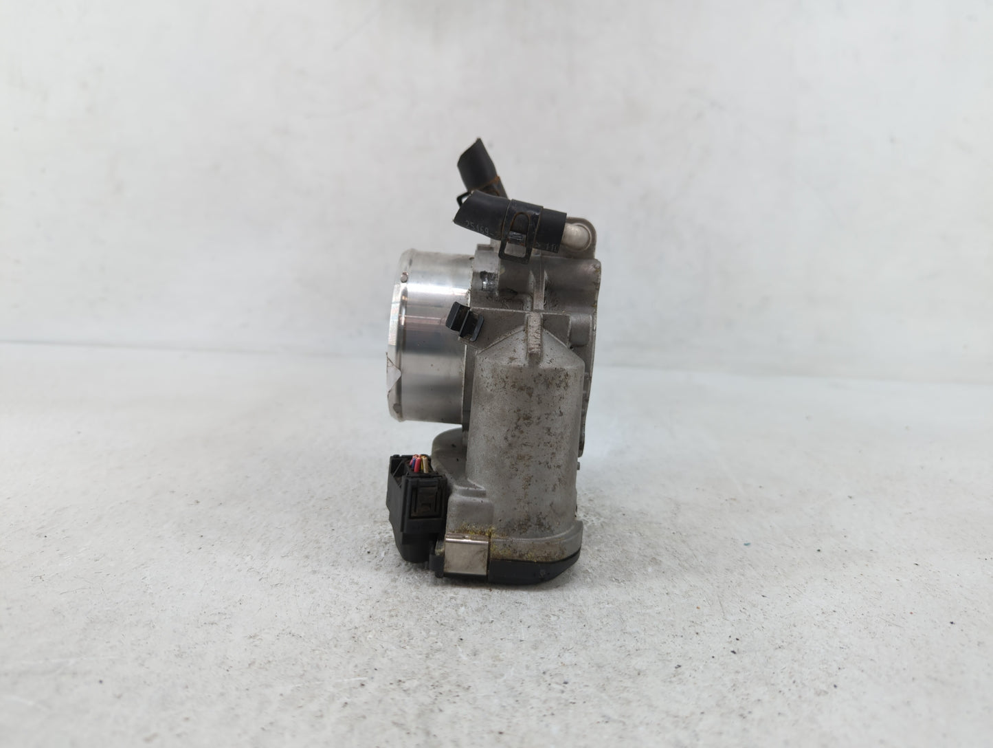 2011-2014 Hyundai Sonata Throttle Body P/N:35100-2G700 Fits Fits 2011 2012 2013 2014 2015 2016 OEM Used Auto Parts - Oemused