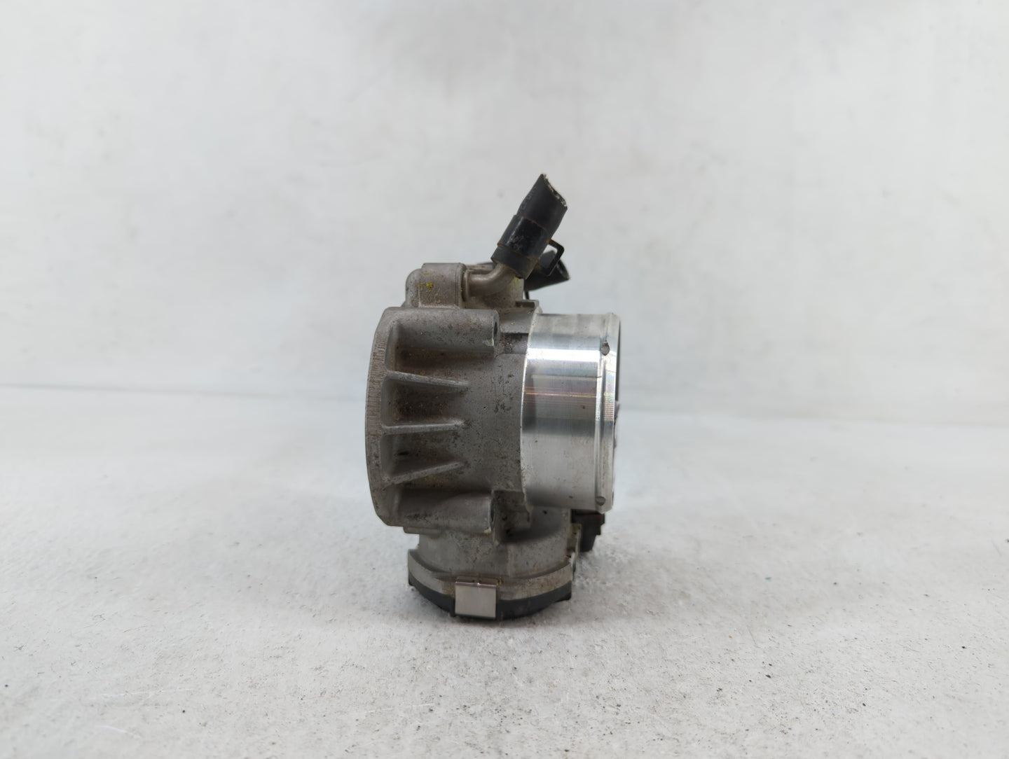 2011-2014 Hyundai Sonata Throttle Body P/N:35100-2G700 Fits Fits 2011 2012 2013 2014 2015 2016 OEM Used Auto Parts - Oemused
