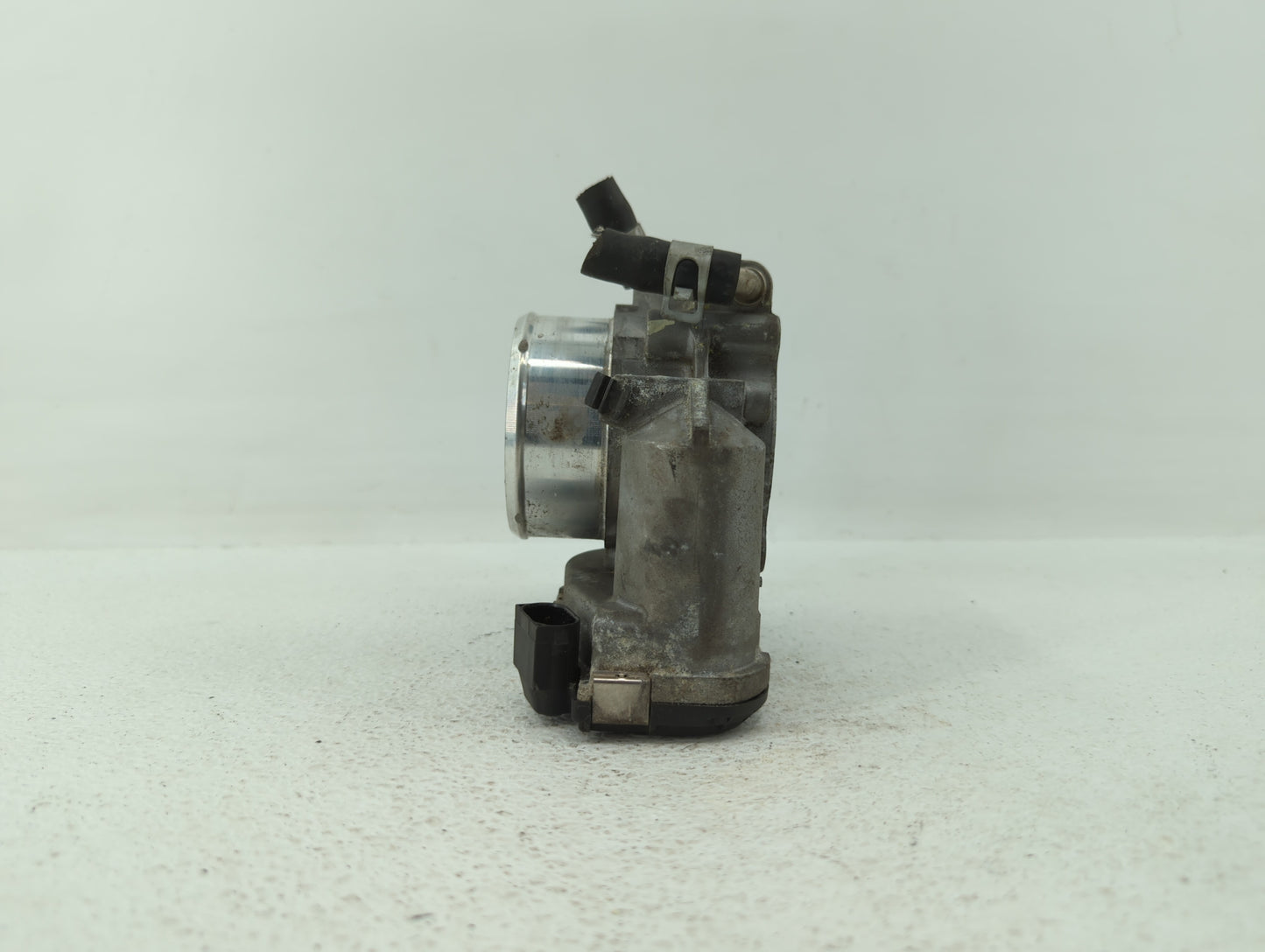 2011-2014 Hyundai Sonata Throttle Body P/N:35100-2G700 Fits Fits 2011 2012 2013 2014 2015 2016 OEM Used Auto Parts - Oemused